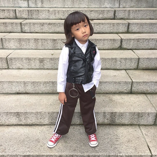 Lewat Instagram coco_pinkprincess, bocah 6 tahun ini punya gaya andalan. Ia senang tampil preppy memakai sneakers Vans, puffer jacket dan juga track pants. Foto: Dok. Instagram/coco_pinkprincess