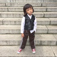 Lewat Instagram coco_pinkprincess, bocah 6 tahun ini punya gaya andalan. Ia senang tampil preppy memakai sneakers Vans, puffer jacket dan juga track pants. Foto: Dok. Instagram/coco_pinkprincess