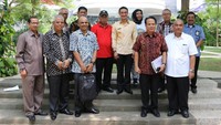 Tak seperti biasanya, setelah senam pagi dan kerja bakti di hari Jumat (11/8) yang cerah, Menteri Pekerjaan Umum dan Perumahan Rakyat (PUPR) Basuki Hadimuljono menerima Gubernur Provinsi Jambi Zumi Zola di tengah taman Kampus PUPR yang hijau dan rindang. Dok. PUPR.