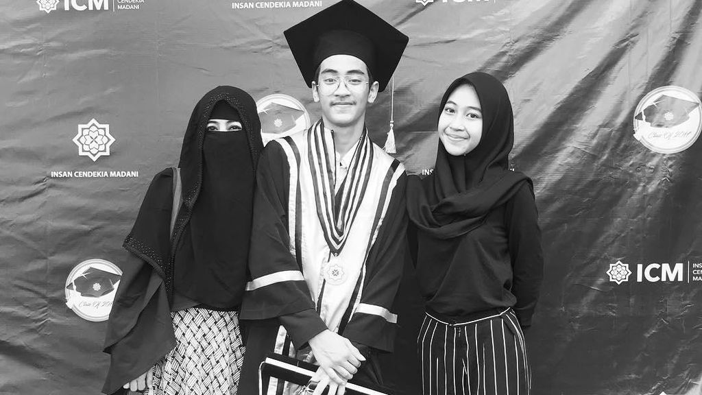 Ini Penampilan Ummi Pipik Bercadar Saat Hadiri Wisuda Putranya Ini Penampilan Ummi Pipik Bercadar Saat Hadiri Wisuda Putranya