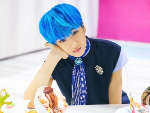 Rilis Teaser Foto, Jisung NCT Dream Memikat dengan Rambut Biru