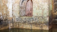 Menggunakan boat, traveler bisa mengelilingi waduk bawah tanah yang dahulu berfungsi sebagai tempat penyimpanan air. Ukurannya pun begitu besar dengan langit-langit setinggi 9 meter, membuatnya tampak seperti katedral atau istana ketimbang waduk (Sara Toth Stub/BBC)