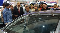 Petinggi Mercy menjelaskan mobil mereka ke JK.
