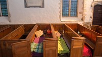 Kalau di St Mary the Virgin, kamu akan mencoba tidur di sisi bangku gereja. Jadi semacam kasur yang bersekat (champing.co.uk)