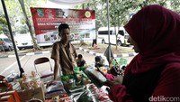 Bazar tersebut dalam rangka menyambut HUT ke-72 RI.