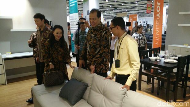 Chairman CT Corp Chairul Tanjung berkeliling gerai Index