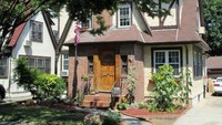 Dengan biaya sekitar US$ 777 atau sekitar Rp 10 juta per malamnya rumah mewah di bilangan Queens, New York City, dapat digunakan untuk bermalam hingga 20 orang. (Dok. Airbnb)