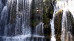 Foto: Olahraga Ekstrem, Loncat dari Atas Air Terjun