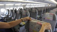 Kursi penumpang pun juga turut di dekorasi dengan ornamen Hello Kitty (Reuters)