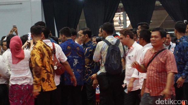  Jokowi Bertemu Relawan, Djarot dan Sejumlah Menteri Hadir