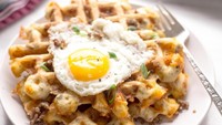 Foto: IstimewaDiberi isian daging cincang dan keju, waffle rasanya gurih luar biasa. Apalagi ditambah telur mata sapi. Mengenyangkan dan memuaskan!