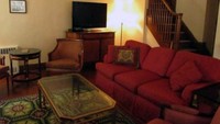 Rumah bergaya Tudor ini dijual seharga US$ 2,14 juta setelah pemilu AS. Rumah masa kecil Trump terjangkau stasiun kereta bawah tanah alias subway. Berdasarkan keterangan tersebut, rumah ini memiliki 5 kamar tidur dan 3 kamar mandi. (Dok. Airbnb)