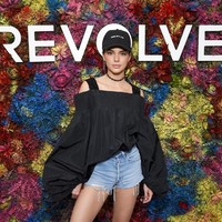 Celana denim pendek jadi tampil beda ketika Kendall Jenner memadukannya bersama atasan cold shoulder yang tampak bervolume. Jangan lupa pakai sneakers yang nyaman agar leluasa bergerak seharian.  