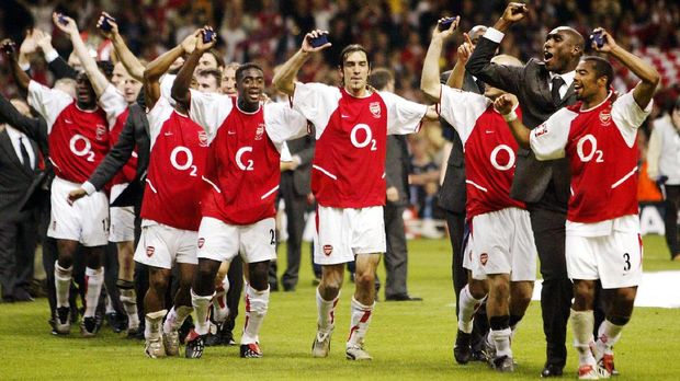 Ashley Cole (R) and Sol Campbell (2nd R) lead the Arsenal team celebrations at the end of the FA Cup Final at The Millenium Stadium in Cardiff  17 May 2003. Arsenal beat Southampton 1-0 with Thierry Henry man of the match. AFP PHOTO Odd ANDERSEN / AFP PHOTO / ODD ANDERSEN