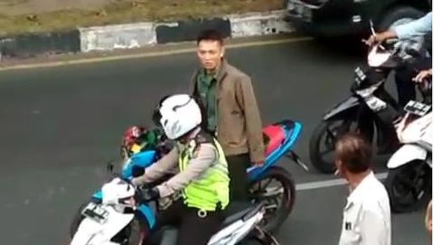 Serda Wira saat mengamuk dan pukul polantas / 