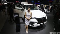 Kenakan dress putih, bidadari Toyota Fortuner TRD bikin para pengunjung betah berlama-lama di booth Toyota.