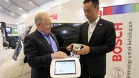 Managing Director Bosch Indonesia Andrew Powel memperkenalkan itu bersama Country Sales Director Bosch Automotive Aftermarket Indonesia Paulo Duarte dan Sales Director Chassis Systems Control Bosch South East Asia Makoto Kanazawa. Foto: dok. Bosch