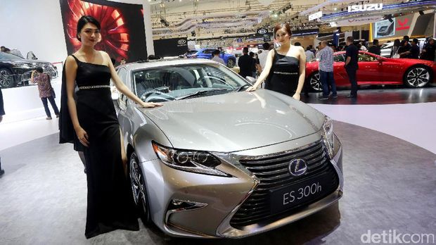 Agnes (kiri) dan rekannya di Lexus