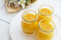 Memasukkan mangga ke cetakan.