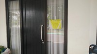 Di depannya tertempel stiker dengan tulisan Ijin Pengelola Graha Raya. Ada juga coretan dengan tulisan Doni Wahyudi. (Foto: Aditya Fajar Indrawan/detikcom).