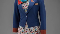 Ini seragam pramugari Qantas yang dipakai dari tahun 1986 sampai sekitar tahun 1991. Desainernya Yves Saint Lauren (YSL). Lawas tapi berkelas (SFO Museum/Facebook)