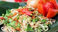 Kalau mau yang sehat-sehat, langsung saja menyantap karedok. Dibuat dengan aneka sayuran mentah yang segar dan renyah, makanan khas Sunda ini terdiri dari campuran sayuran mentah seperti tauge, mentimun, kol, kacang panjang dan juga kemangi. Kemudian dicampur dengan bumbu kacang yang ditambahkan kencur, hmm sedap! Foto: Istimewa