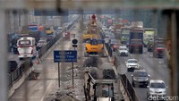 Jalan tol ini merupakan pengusahaan hak dipegang oleh PT. Jasamarga Jalanlayang Cikampek dengan biaya konstruksi Rp 13,53 triliun. Agung Pambudhy/detikcom.