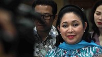 Titiek Soeharto meminta Setya Novanto mengundurkan diri dari posisi Ketua Umum Partai Golkar.