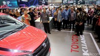 JK mengunjungi booth Toyota.