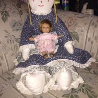 Banyak orang dewasa yang masih menyimpan boneka-boneka seram mereka. Salah satu pembaca Buzzfeed mengirim dua boneka yang tambah seram ketika disatukan. Foto: ist