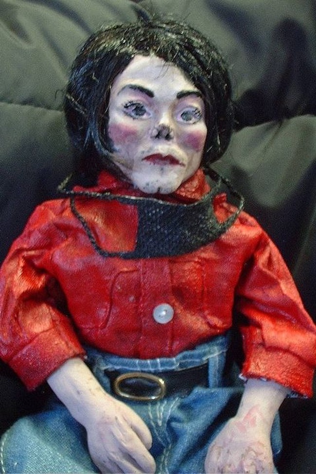 Boneka berikut terlihat seperti Michael Jackson. Cukup menakutkan jika disimpan di rumah. 