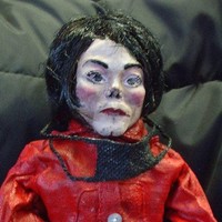 Boneka berikut terlihat seperti Michael Jackson. Cukup menakutkan jika disimpan di rumah. 