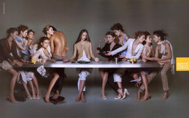 Rumah mode Prancis Marithe and Francois Girbaud dikecam setelah merilis poster di website mereka yang menampilkan para model menirukan lukisan The Last Supper karya Leonardo da Vinci. Iklan yang juga muncul di billboard hingga majalah itu kemudian dilarang tayang di Italia dan Prancis. Foto: Istimewa