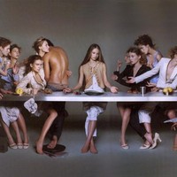 Rumah mode Prancis Marithe and Francois Girbaud dikecam setelah merilis poster di website mereka yang menampilkan para model menirukan lukisan The Last Supper karya Leonardo da Vinci. Iklan yang juga muncul di billboard hingga majalah itu kemudian dilarang tayang di Italia dan Prancis. Foto: Istimewa