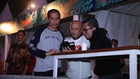 Ia menikmati beberapa penampil dari tempat VVIP. Foto: Hanif Hawari/detikHOT