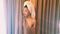 Foto-fotonya di medsos makin berani. Ia memang tak canggung tampil seksi. Foto: Instagram @szheerose