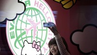 Jenis penerbangan unik ini bahkan sangat menarik para penumpang. Tidak jarang mereka selfie bersama Hello Kitty atau berbagai fasilitas lainnya. Cute! (Reuters)