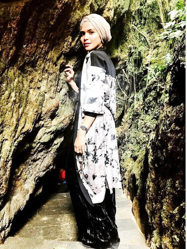 Foto: Gaya Hijab Simpel Rozmaniar, Istri Enji yang Baru Ditalak Cerai