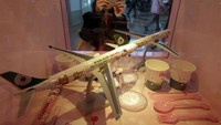 Para penumpang pun juga bisa membeli berbagai suvenir khas Hello Kitty yang dibuat khusus oleh Sanrio dan EVA Air (Reuters)