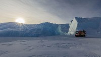 Para peneliti bila ingin menjelejah daratan, menggunakan PistenBully. Kendaran khusus untuk daratan es (Ben Adkison/CNN Travel)