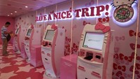 Mesin check in pun terbilang unik. Dengan nuansa merah muda yang lucu, traveler bisa melakukan beberapa urusan sebelum keberangkatan dengan mesin yang rupanya seperti wajah Hello Kitty (Reuters)