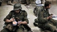 Potret tentara Jerman saat menikmati makanan. Istimewa/Pinterest.