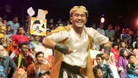 Ia menjadi pemandu joget di acara tersebut. (Dok. detikHOT)