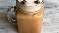 Sapa bilang rubah seram? Coba lihat latte art ini. Rubah tampak menggemaskan dengan pipi kemerah-merahan.  