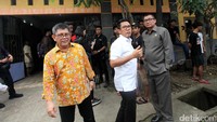 Misbakhun ikut mendampingi Agun Gunandjar Sudarsa melakukan pengecekan.