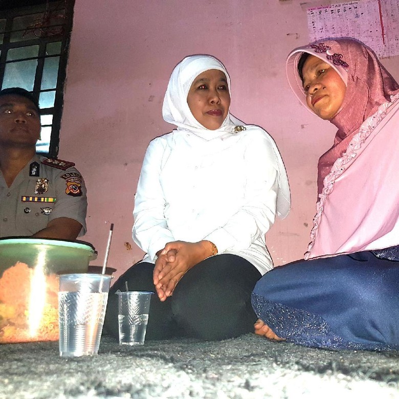 Mensos Khofifah Datangi Rumah Keluarga Bocah SR yang Tewas di Sekolah Mensos Khofifah Datangi Rumah Keluarga Bocah SR yang Tewas di Sekolah