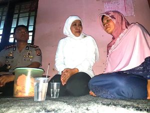 Mensos Khofifah Datangi Rumah Keluarga Bocah SR yang Tewas di Sekolah