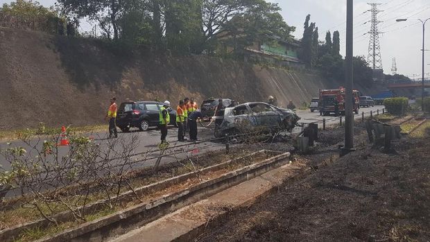 Penyebab terbakarnya mobil belum diketahui.