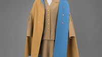 Seragam pramugari ini didesain oleh Frank Smith (1927-2007). Seragam pramugari inilah yang menandai era maskapai Super Jet. Seragam ini digunakan oleh pramugari dari maskapai Pan Am (Pan American World Airways) (SFO Museum/Facebook)