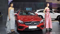 Mercedes-Benz resmi memperkenalkan 3 model terbaru di GIIAS (Gaikindo Indonesia International Auto Show) 2017. Tiga mobil itu yakni New E 300 Coupe, Plug-in Hybrid terbaru E 350 e, dan C 300 AMG Line. Foto: M Luthfi Andika